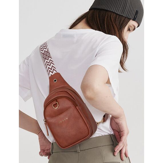 OSOCE Crossbody Damen Klein Brusttasche PU Leder Sling Bag Diebstahlsicher Crossbag Damen Schulterrucksack Vielseitige Umhängetasche für Reisen und mehr in Braun Weiß und Schwarz