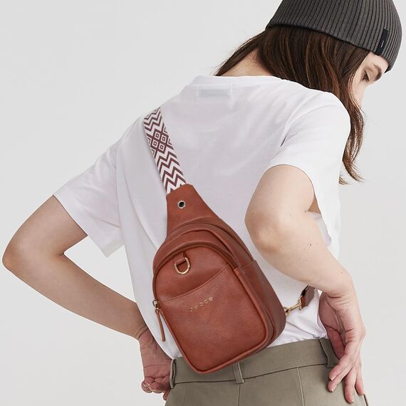 OSOCE Crossbody Damen Klein Brusttasche PU Leder Sling Bag Diebstahlsicher Crossbag Damen Schulterrucksack Vielseitige Umhängetasche für Reisen und mehr in Braun Weiß und Schwarz