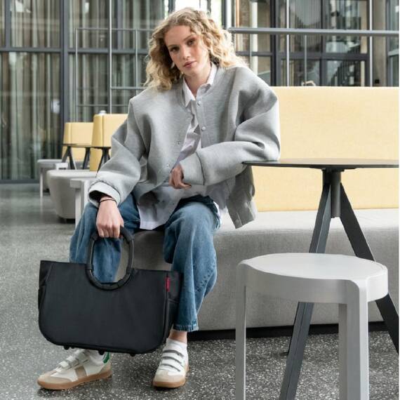 reisenthel loopshopper M Frame Black/Black – Stabile Tasche mit praktischen Fächern aus recycelten PET-Flaschen – Eleganz beim Einkaufen, viel Funktion inklusive!