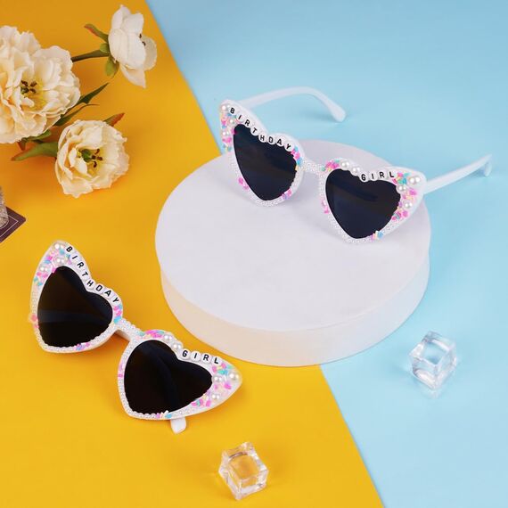 Ainiv Herz Sonnenbrille Perle, Sonnenbrille Herzform mit Birthday Brief und Perlenverzierung, UV400 Sonnenschutz und UV-Schutz Modische Retro Herz Brille für Geburtstagsfeier, Fasching, Karneval-Weiß