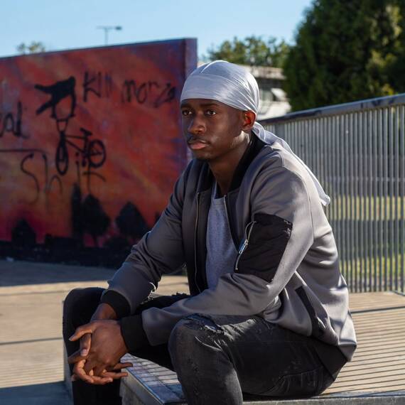 Shyne Silky Durag – Silber | Perfekt für Waves, Zöpfe und Locken | Premium Silk Du Rags für Männer und Frauen | Langer Schwanz | Ultraweicher und knitterfreier Satin | Black Owned Business