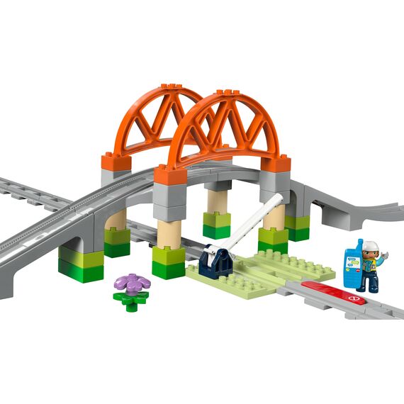 LEGO DUPLO Eisenbahnbrücke und Schienen – Erweiterungsset - Lernspielzeug für Kleinkinder – inkl. 8 Gleisstücke, Brücke, Schranke & Aktionsstein – Geschenk für Jungen & Mädchen ab 2 Jahren - 10426