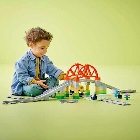 LEGO DUPLO Eisenbahnbrücke und Schienen – Erweiterungsset - Lernspielzeug für Kleinkinder – inkl. 8 Gleisstücke, Brücke, Schranke & Aktionsstein – Geschenk für Jungen & Mädchen ab 2 Jahren - 10426