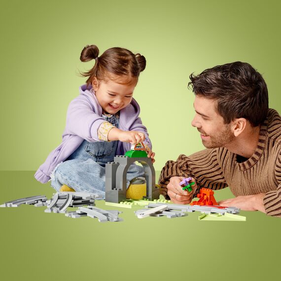 LEGO DUPLO Eisenbahntunnel und Schienen – Erweiterungsset - Lernspielzeug für Kleinkinder – 10-teilige Bahnstrecke mit Trichter und Weiche – Geschenk für Jungen & Mädchen ab 2 Jahren - 10425