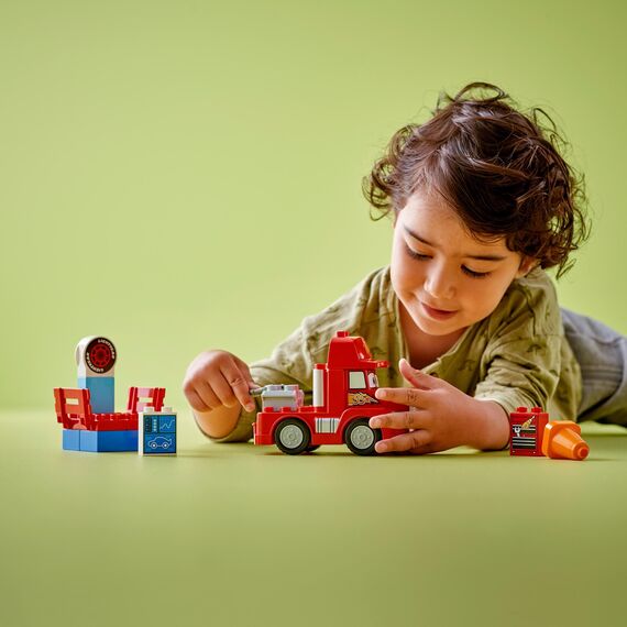 LEGO DUPLO | Disney and Pixar’s Cars Mack Truck beim Rennen, Auto-Set mit LKW-Spielzeug für Kleinkinder ab 2 Jahren, Geschenk für 2-Jährige, die den roten Abschleppwagen aus dem Film lieben 10417
