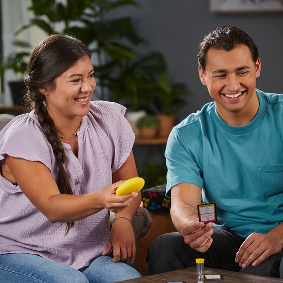 Hasbro Klassisches Tabu Spiel, Partyspiel, Wörterspiel für Erwachsene und Teenager, Ratespiel für 4 und mehr Spieler, ab 13 Jahren, Deutsche Version