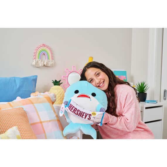 Snackles, Series 2, Pink Shrimp (Pringles, Sour Cream & Onion), Kuschelig-weiches, beruhigendes, 40 cm großes Plüschspielzeug mit lizenziertem Snackmarken-Accessoire (Pink Shrimp)