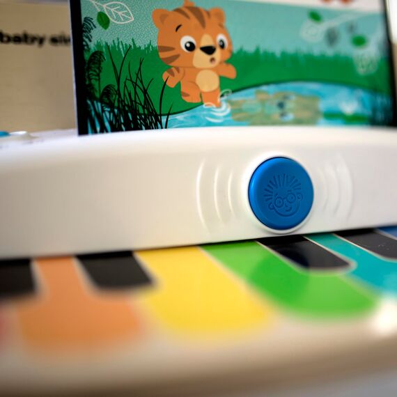 Baby Einstein, Hape, Holzspielzeug Magic Touch Piano , Musikspielzeug Klavier aus Holz für Kinder, Musikinstrumente mit 3 Notenblättern und 6 Liedern, Aktivität und Sensorisches Spielzeug, 6 Monaten+