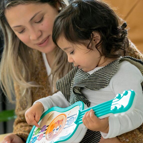 Baby Einstein 12609 Hape Sing & Strum Magic Touch Ukulele, Musikspielzeug aus Holz, mit 6 Melodien und 2 Tierstimmen, mehrfarbig