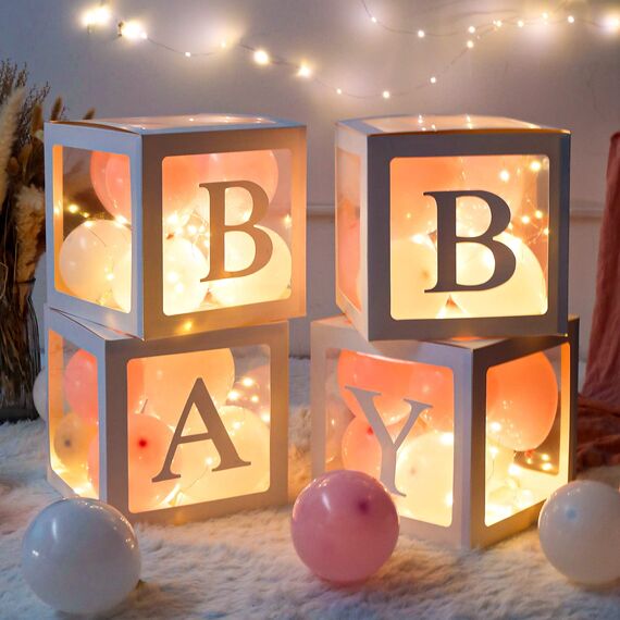 Babyparty Deko Box Mädchen, 30 Rosa Weiße Luftballons, 4 Transparente Ballonboxen mit 4 Lichterketten und 33 Buchstaben (BABY+ONE+A-Z), Baby Shower Deko Boxen für Babyparty, Geburtstags, Gender Reveal