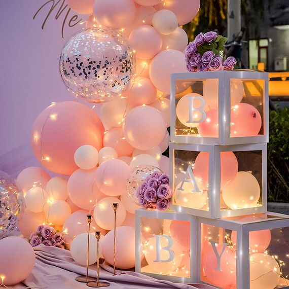 Babyparty Deko Box Mädchen, 30 Rosa Weiße Luftballons, 4 Transparente Ballonboxen mit 4 Lichterketten und 33 Buchstaben (BABY+ONE+A-Z), Baby Shower Deko Boxen für Babyparty, Geburtstags, Gender Reveal