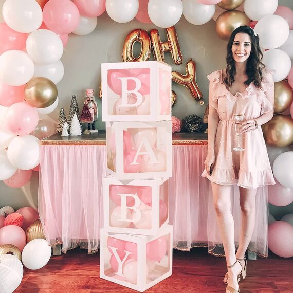 Babyparty Deko Box Mädchen, 30 Rosa Weiße Luftballons, 4 Transparente Ballonboxen mit 4 Lichterketten und 33 Buchstaben (BABY+ONE+A-Z), Baby Shower Deko Boxen für Babyparty, Geburtstags, Gender Reveal