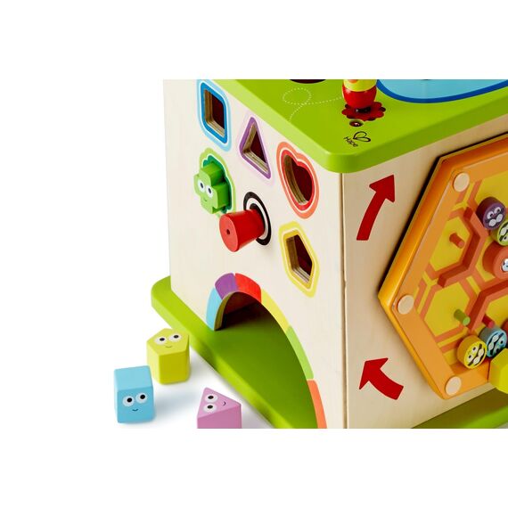 Hape Motorikwürfel „Kleine Tierchen“ - aus Holz, Multifunktions-Spielwürfel, Lernspielzeug aus Holz für Kleinkinder, fünfseitiges Busy Board, Montessori Spielzeug für Kinder ab 1 Jahr