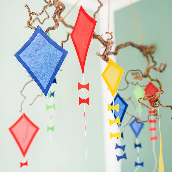 Papierdrachen Fensterbilder - 24 vorgestanzte Drachen zum Basteln für Kinder - Herbstbasteln mit Tonkarton und Transparentpapier - Set 2