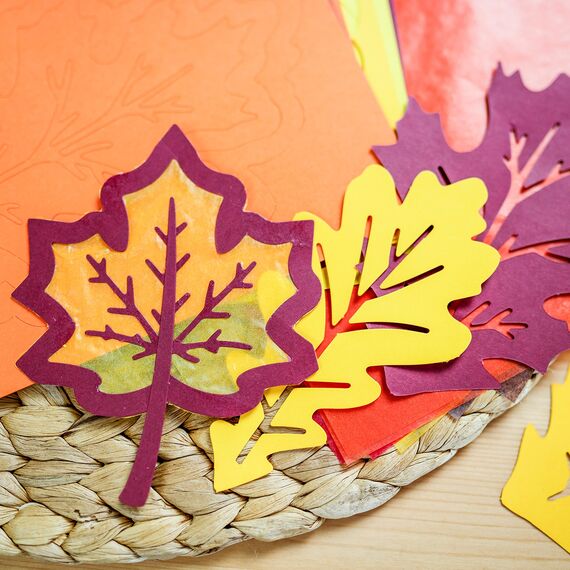 Papierdrachen Fensterbilder - 36 vorgestanzte Laublätter zum Basteln für Kinder - Herbstbasteln mit Tonkarton und Transparentpapier - Set 1