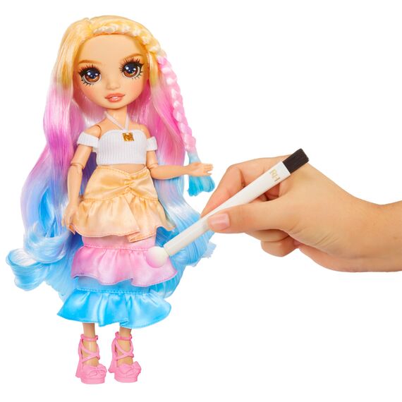 Rainbow High Watercolour & Create DIY Modepuppe, Auswaschbare Wasserfarben & Batikset - Braune Augen, Lockenhaar, Extra Top & Schuhe - Malen, Gestalten, Spielen, Abspülen, Wiederholen - 4-12+ Jahre