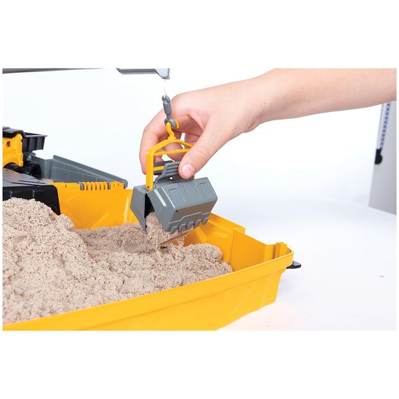 Kinetic Sand Baustellen Koffer - mit 907 g original kinetischem Sand aus Schweden, erfüllt alle gesetzlichen Anforderungen, mit Fahrzeug und Zubehör für Indoor-Sandspiel, für Kinder ab 3 Jahren