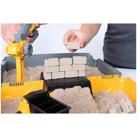 Kinetic Sand Baustellen Koffer - mit 907 g original kinetischem Sand aus Schweden, erfüllt alle gesetzlichen Anforderungen, mit Fahrzeug und Zubehör für Indoor-Sandspiel, für Kinder ab 3 Jahren