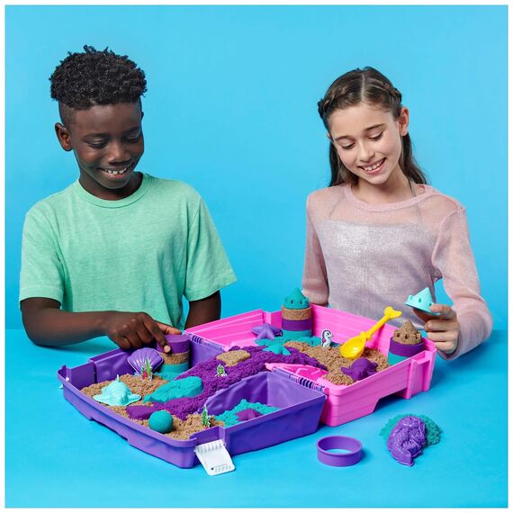 Kinetic Sand Meerjungfrauen Koffer - mit 934 g original kinetischem Sand aus Schweden, erfüllt alle gesetzlichen Anforderungen, mit 6 Förmchen für kreatives Indoor-Sandspiel, für Kinder ab 3 Jahren