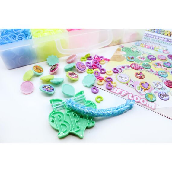 BANDAI Rainbow Loom Loomi-Pals Besties Mini Combo Schmuckhersteller Basteln | Freundschaftsarmband Herstellung Kit für Jungen und Mädchen | Gummiband Armband Kit | Loom Band Zubehör mit Charms