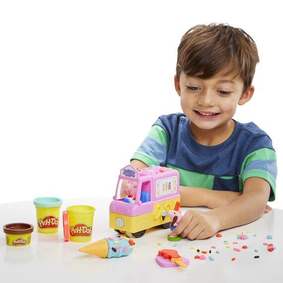 Play-Doh Peppas Eiswagen Bastel-Set, 3 x56g Dosen und 2 x 28 g Dosen Modelliermasse, Peppa und Schorsch Figuren und viele Accessoires und Formen, kreatives für Kinder ab 3 Jahren
