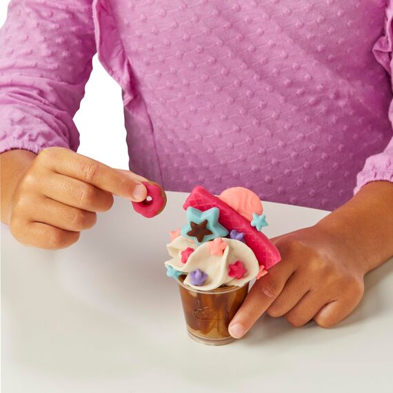 Play-Doh Kitchen Creations Knetspaß Café, Bastel-Set mit Spielzeug-Kaffeemaschine mit 20 Accessoires und 8 Dosen zweifarbige Knete, kreatives für Kinder ab 3 Jahren