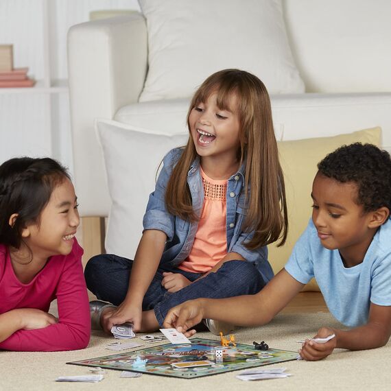 Monopoly Junior, für Kinder ab 5 Jahren, mit fröhlichen Charakteren, einfach verständlch und dennoch spannend, für Kinder und Erwachsene