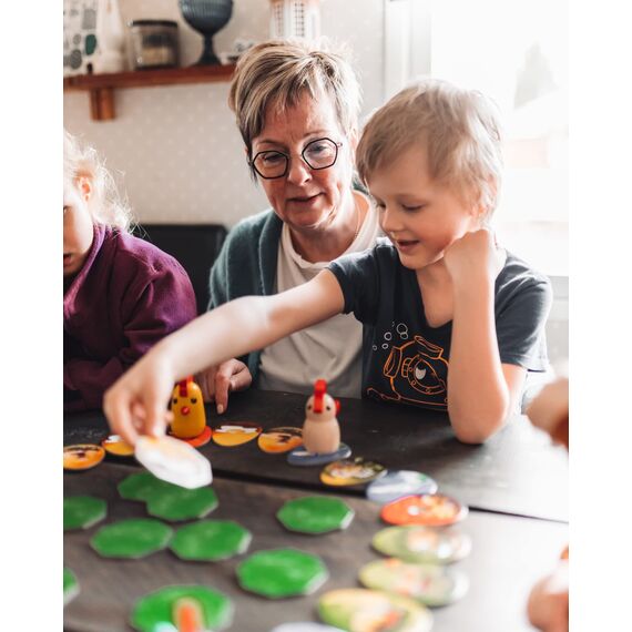 Zoch 601121800 Zicke Zacke Hühnerkacke – das rasante Gedächtnisrennen, Kinderspiel des Jahres 1998, 2-4 Spieler, für Jungen und Mädchen ab 4 Jahren