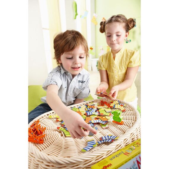 HABA Socken zocken – Schnelles Reaktionsspiel für Kinder ab 4 Jahren – Lustiges Suchspiel für 2–6 Spieler – Familienspiel mit Sprachförderung – 1004465001