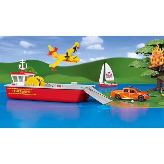siku 2117, Feuerwehr Arbeitsboot, 1:50, Metall/Kunststoff, Rot/Gelb, Inkl. Ford F150 Pick-Up und Stickerbogen