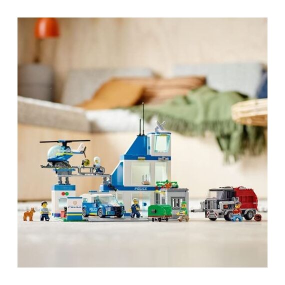 LEGO 60316 City Polizeistation mit Polizeiauto, Müllauto und Hubschrauber, Gebäude zum Bauen mit 3 Figuren, Polizei-Spielzeug für Jungen und Mädchen ab 6 Jahren, Geschenk für Kinder