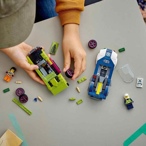 LEGO City Verfolgungsjagd mit Polizeiauto und Muscle Car, Auto-Spielezug mit 2 Rennautos, Polizei-Geschenk für Kinder, Jungs und Mädchen ab 6 Jahren, Set mit Polizist und Ganovin-Minifiguren 60415