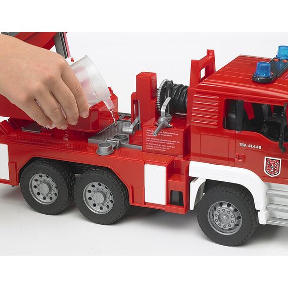 bruder 02771 - Man TGA Feuerwehr mit Drehleiter, Wasserpumpe & Light & Sound Modul - 1:16 Einsatzfahrzeug, Feuerwehrauto, Notruf, Löschfahrzeug, Spielzeug