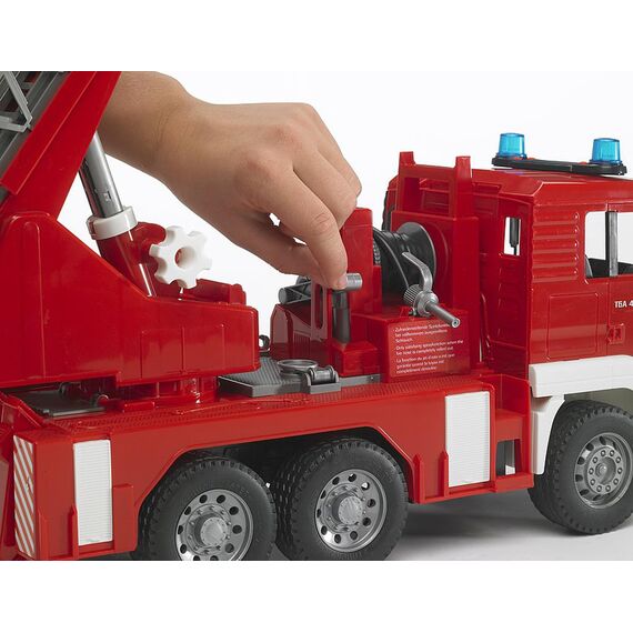 bruder 02771 - Man TGA Feuerwehr mit Drehleiter, Wasserpumpe & Light & Sound Modul - 1:16 Einsatzfahrzeug, Feuerwehrauto, Notruf, Löschfahrzeug, Spielzeug