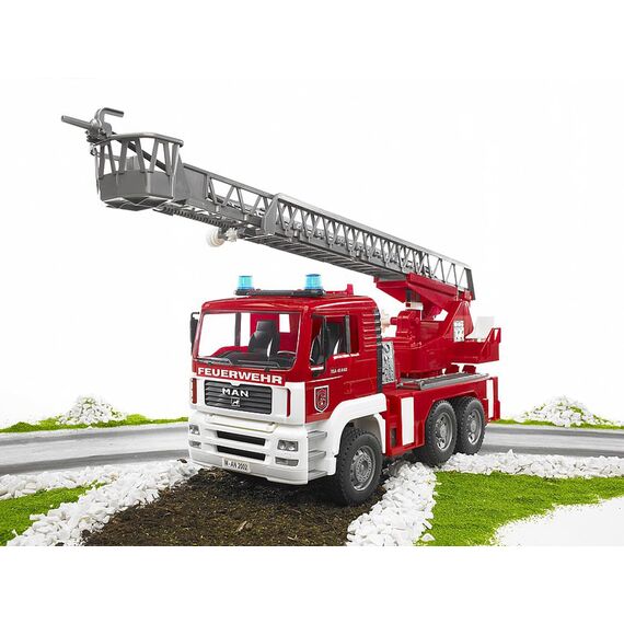 bruder 02771 - Man TGA Feuerwehr mit Drehleiter, Wasserpumpe & Light & Sound Modul - 1:16 Einsatzfahrzeug, Feuerwehrauto, Notruf, Löschfahrzeug, Spielzeug