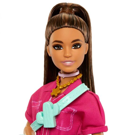 Barbie Fashionista - Puppe in pinkem Jumpsuit mit Accessoires und Welpen für Styling-Spaß und Geschichtenerzählen, braune Haare mit Pony, für Kinder ab 3 Jahren, HPL76