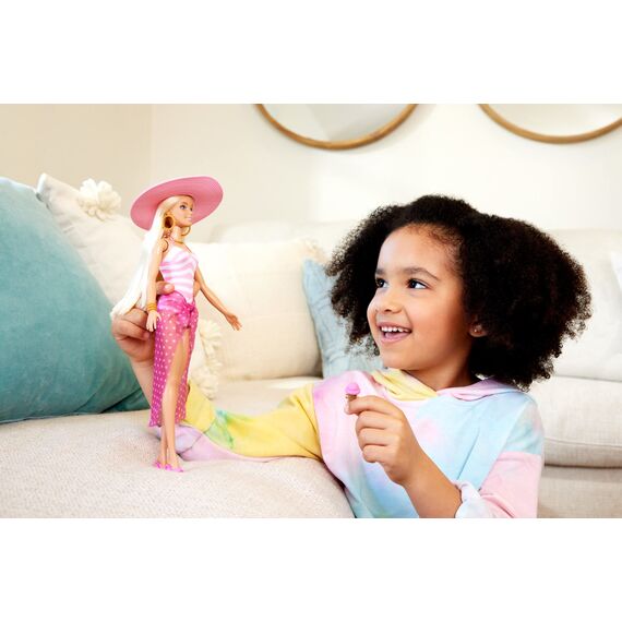 Barbie - Blonde Puppe mit pink-weißem Badeanzug, Sonnenhut, Tragetasche und Strand-Accessoires, für Kinder ab 3 Jahren, HPL73