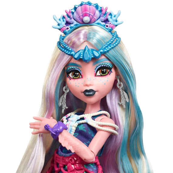 Monster High Lagoona Blue Puppe mit glamourösem Festival-Outfit und Festival-Zubehör wie Snacks, Bandposter, Statement-Tasche und mehr, HXH82