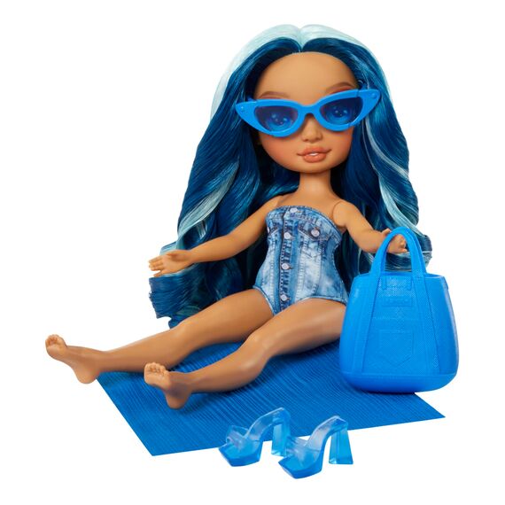 Rainbow High Swim & Style - Skyler (Blau) - 28 cm Große Puppe mit Schimmerndem Pareo, auf 10+ Arten zu tragen - Ausziehbarer Badeanzug, Sandalen, Spielzubehör - Spielzeug - Ideal für 4 bis 12 Jahre