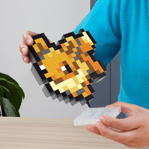 MEGA Pokémon Actionfigur-Bauset, Evoli mit 323 Teilen im Retro-Pixelstil, ideal als Tisch- oder Wanddeko, Spielzeug für Sammler zum Zusammenbauen und Präsentieren, HTH78