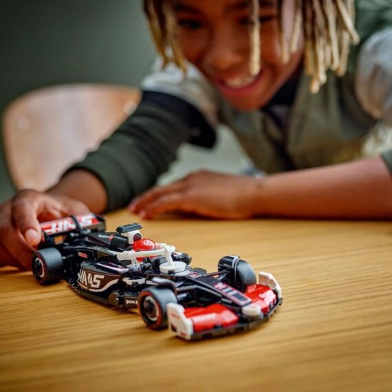 LEGO Speed Champions MoneyGram Haas F1 Team VF-24 Rennauto - Spielzeug mit Formel 1 Minifigur zum Sammeln - Modell und Geschenk für Jungen & Mädchen ab 10 Jahren und Erwachsene Motorsport Fans 77250