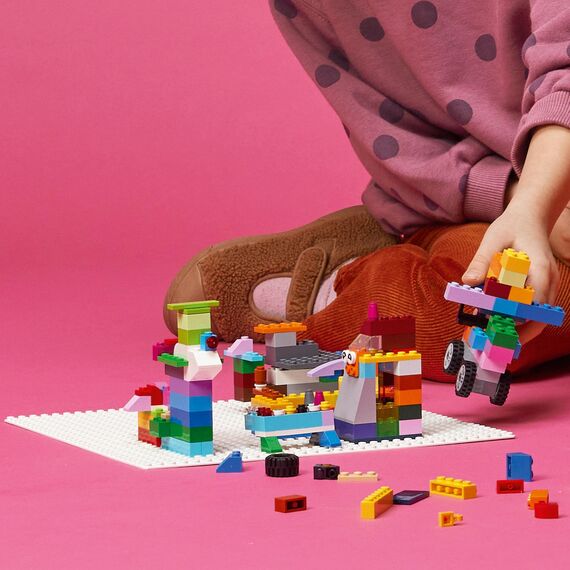 LEGO Classic Mittelgroße Bausteine-Box, Konstruktionsspielzeug & Classic Weiße Bauplatte, quadratische Grundplatte mit 32x32 Noppen als Basis Sets, Konstruktionsspielzeug 11026