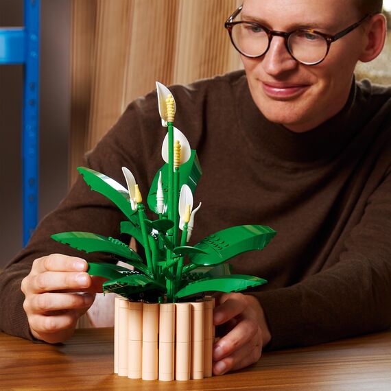 LEGO Botanicals Friedenslilie - Set mit Kunstpflanze für Erwachsene - mit künstlicher weißer Blüten und Knospen für DIY Deko - Geschenkidee zum Muttertag - 11504