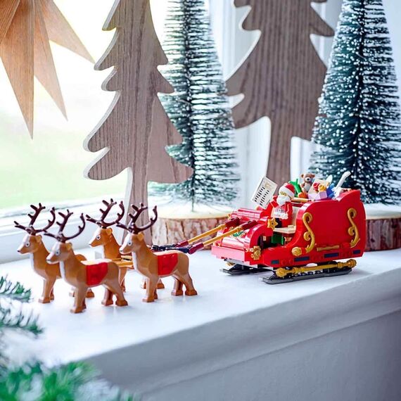 LEGO Schlitten des Weihnachtsmanns - Spielzeug für Kinder ab 9 Jahren mit Minifigur, Rentieren, Gitarre, Teddybär und Skiern - Geschenk zu Weihnachten für Jungen und Mädchen - 40499