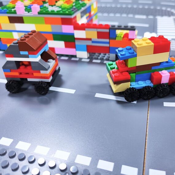 HUIZDQ 6 Stück Straßengrundplatten, City Street Road Building Baseplate Toys Kompatibel mit Allen großen Marken, für Kinder ab 3 Jahren, 4 Kurven, 1 Gerade, 1 T-Kreuzung, 10" x 10" (Grau)