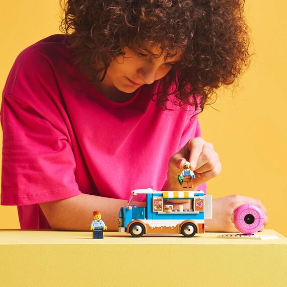 LEGO City Donut Truck - Spielzeug Foodtruck mit 2 Minifiguren Polizist - Bauspielzeug für Jungen und Mädchen ab 5 Jahren - Geschenkidee zum Geburtstag & für Feiertage 60452