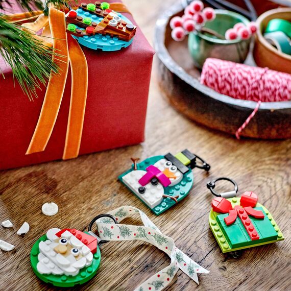 LEGO Verschiedene Christbaumanhänger - 4 Tannenbaum Dekorationen inkl. Weihnachtsmann, Schneemann & Spielzeug Rentier - Bastelset und Geschenk zu Weihnachten für Mädchen & Jungen ab 6 Jahren - 40744