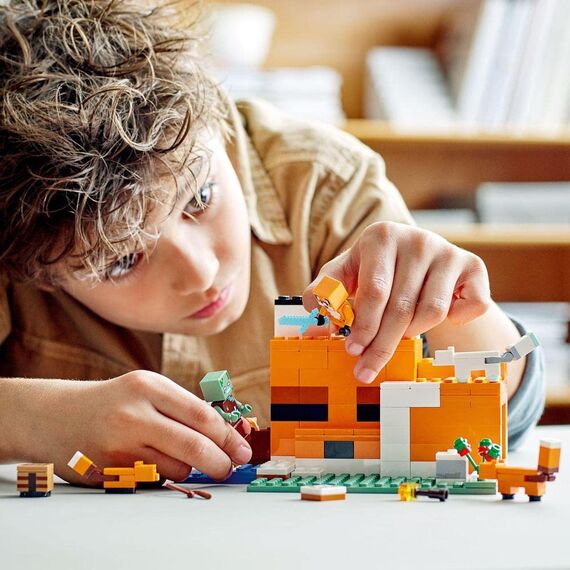 LEGO 21178 Minecraft Die Fuchs-Lodge, Spielzeug für Jungen und Mädchen ab 8 Jahren & 21240 Minecraft Das Sumpfabenteuer Set, Spielzeug mit Figuren mit Alex- und Zombie-Figuren im Biom, ab 8 Jahren