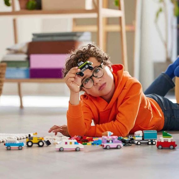 LEGO Classic Kreative Fahrzeuge, Bausteine-Set für Bunte Modellautos inkl. LKW, Polizeiauto und Baufahrzeuge, Baubare Spielzeug-Autos für Kinder, Geschenk für Jungs und Mädchen ab 5 Jahren 11036