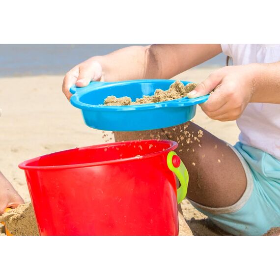 Hape Grundausstattung Strandspielzeug - Robustes Eimer- und Förmchen-Set für Strand und Sandkasten, Outdoor Sandspielzeug für Kleinkinder, Sandspielset für Kinder ab 18 Monaten